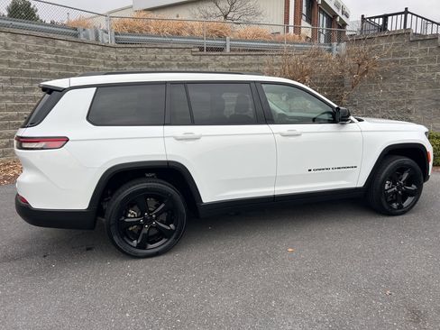 Used 2023 Jeep Grand Cherokee L Limited w/ Luxury Tech Group II image 3