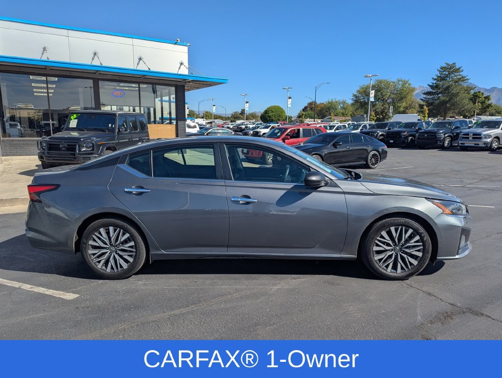Used 2025 Nissan Altima 2.5 SV FWD image 2