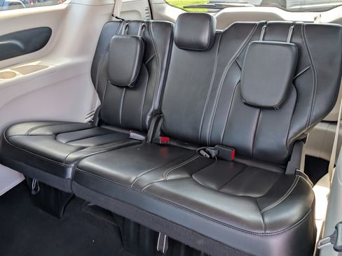 Used 2023 Chrysler Pacifica Touring-L FWD image 15