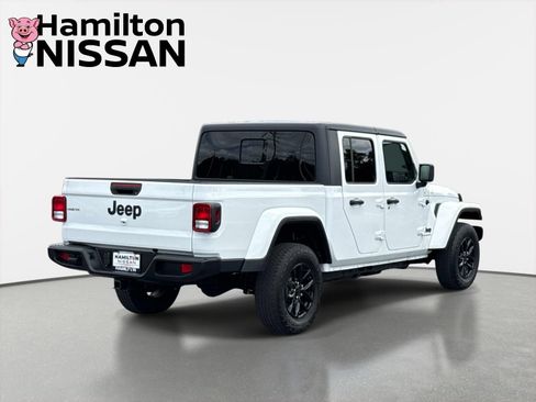Used 2022 Jeep Gladiator Sport AWD/4WD image 2