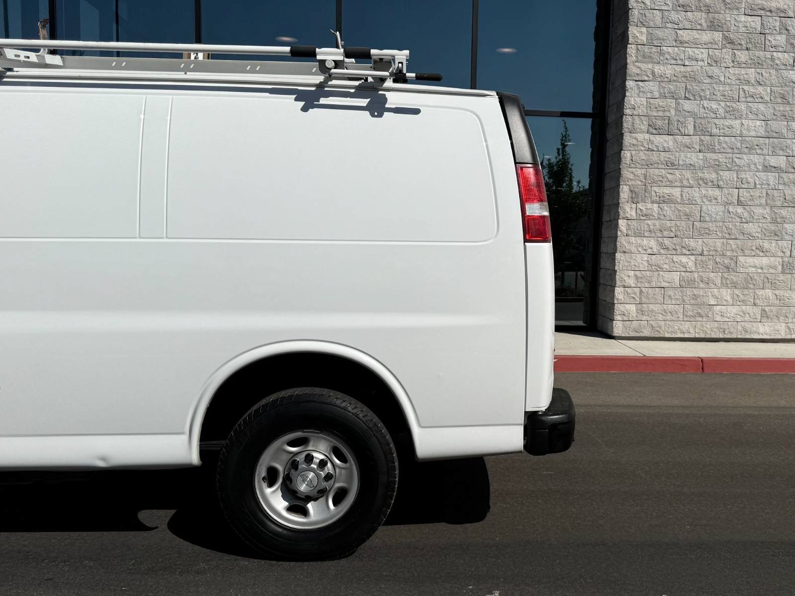 Used 2016 Chevrolet Express 2500 RWD image 10