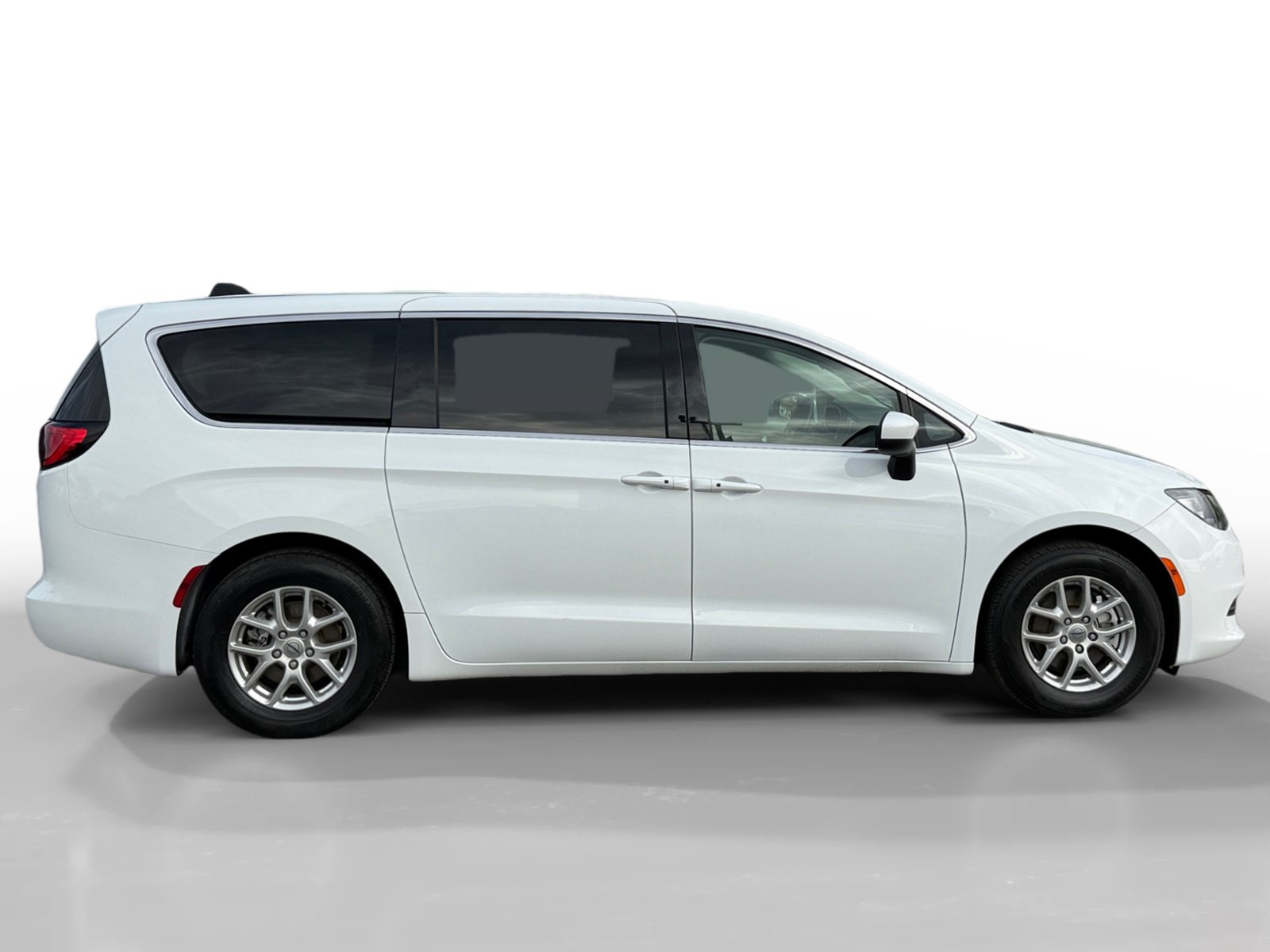 Used 2022 Chrysler Voyager LX FWD image 6