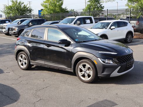 Used 2022 Hyundai Kona SEL w/ Convenience Package FWD image 2