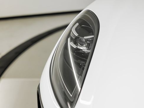 Certified 2025 Porsche Macan image 13