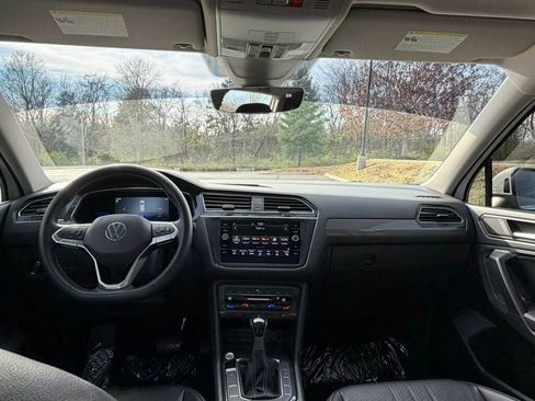 Used 2022 Volkswagen Tiguan SE w/ Panoramic Sunroof Package image 12