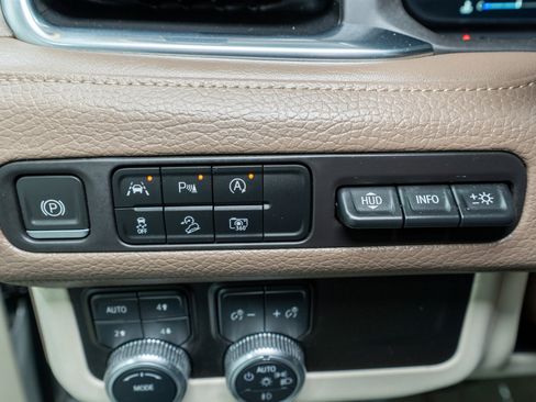 Used 2023 GMC Yukon XL Denali image 29