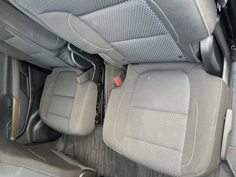 Used 2023 GMC Acadia SLE image 12