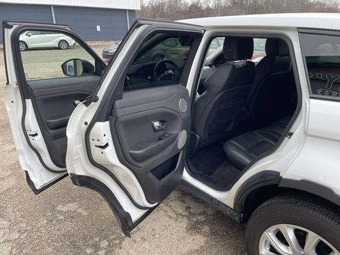 Used 2019 Land Rover Range Rover Evoque SE Premium image 14