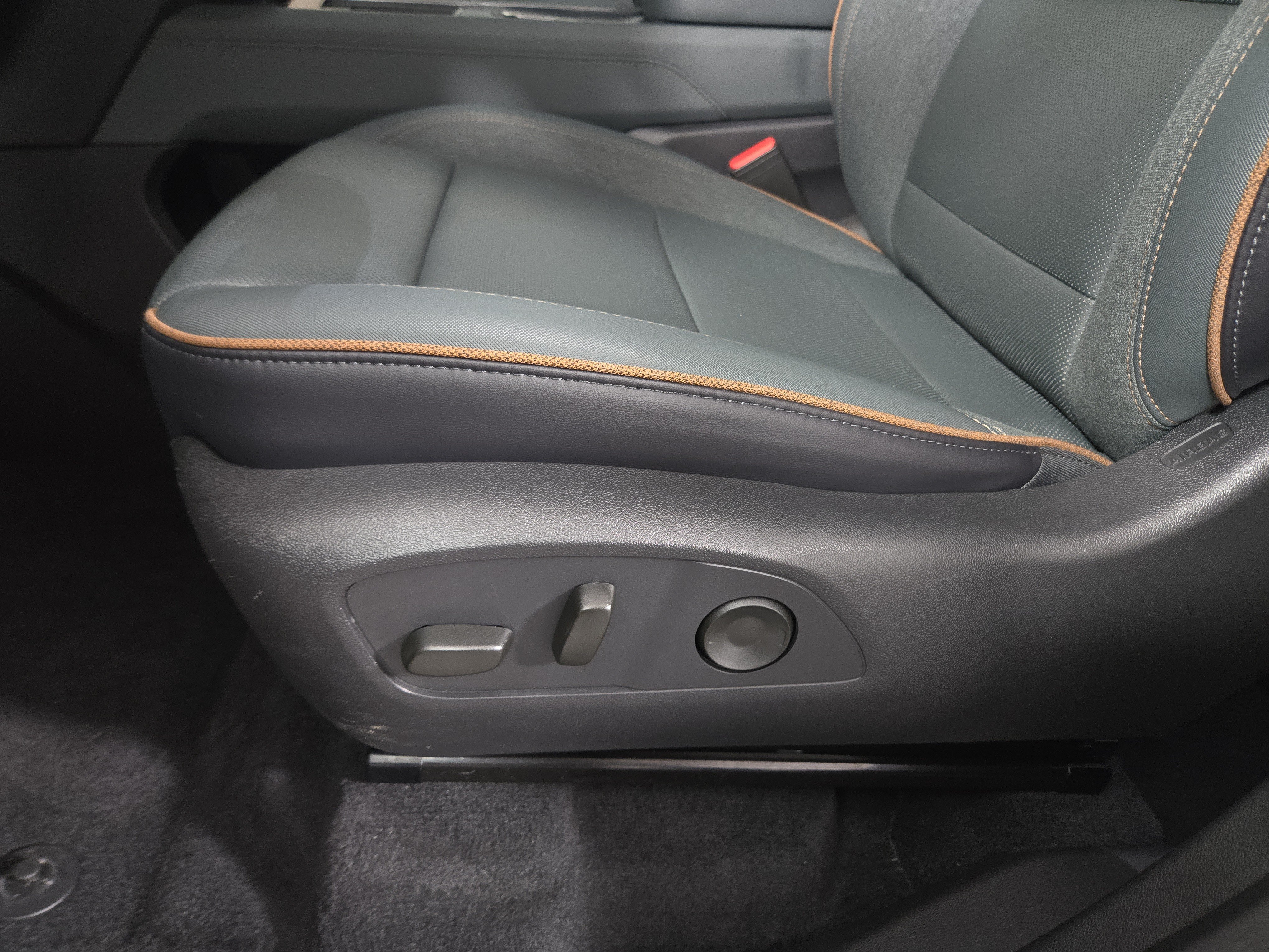 Certified 2025 GMC Acadia AT4 AWD/4WD image 31