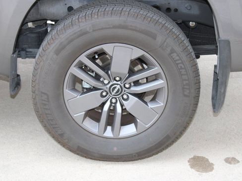 Used 2025 Nissan Frontier SV image 27