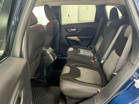 Used 2018 Jeep Cherokee Latitude w/ Cold Weather Group AWD/4WD image 22