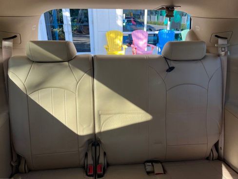 Used 2011 Buick Enclave CXL image 38