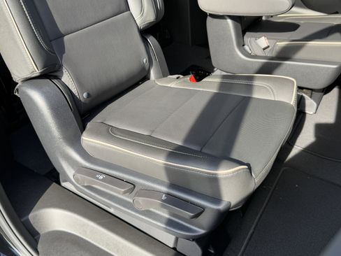 New 2026 Chevrolet Suburban Premier image 26