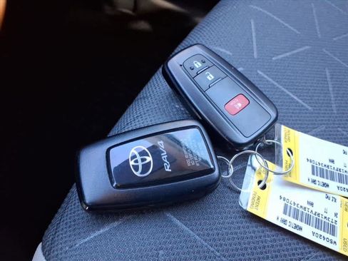 Used 2024 Toyota RAV4 XLE image 40