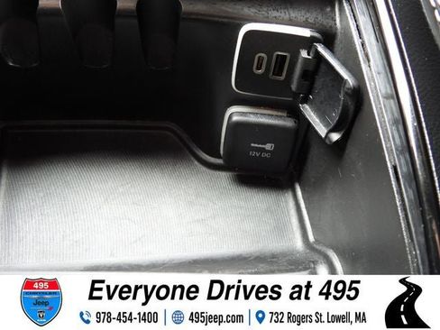 Used 2025 Chrysler Pacifica Limited FWD image 40