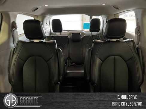 Used 2024 Chrysler Pacifica Limited FWD image 36