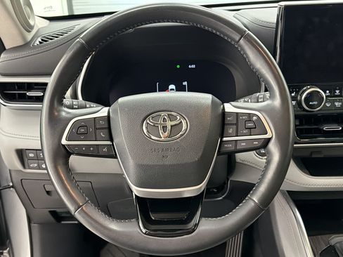 Used 2023 Toyota Highlander Platinum FWD image 11