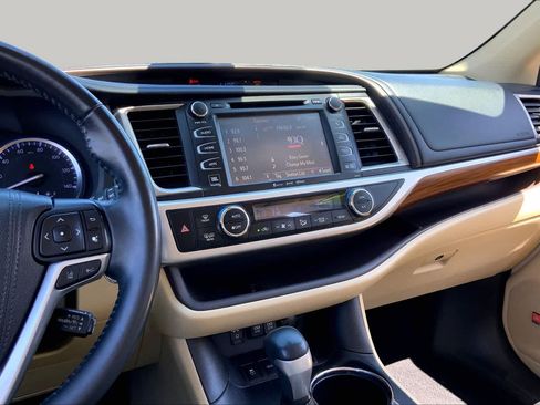 Used 2019 Toyota Highlander Limited FWD image 7