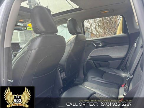 Used 2024 Jeep Compass Latitude image 9