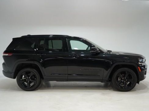 Used 2024 Jeep Grand Cherokee Altitude image 9
