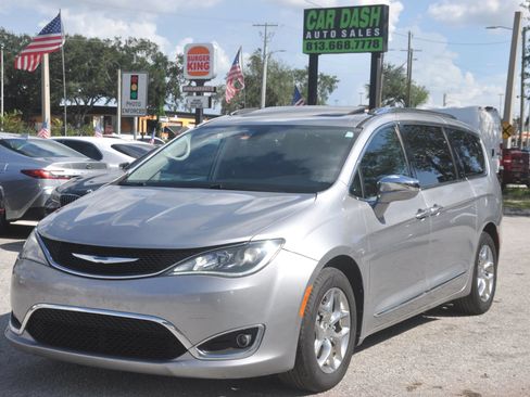 Used 2018 Chrysler Pacifica Limited FWD image 32