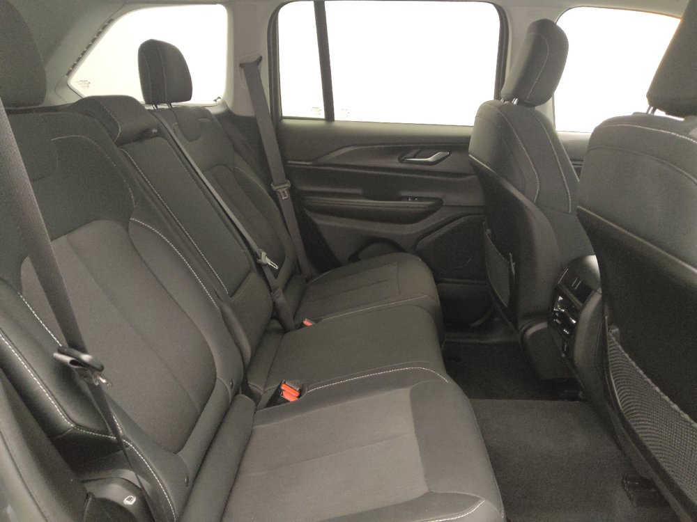 Used 2023 Jeep Grand Cherokee Laredo w/ Luxury Tech Group I AWD/4WD image 19