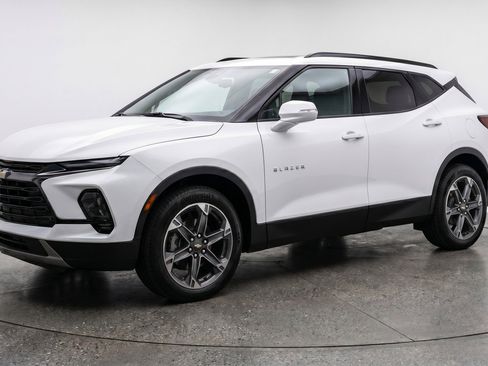 Used 2025 Chevrolet Blazer LT FWD image 3