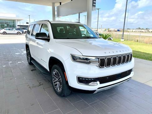 Used 2025 Jeep Wagoneer Series II w/ 8-Passenger Seating Package image 3