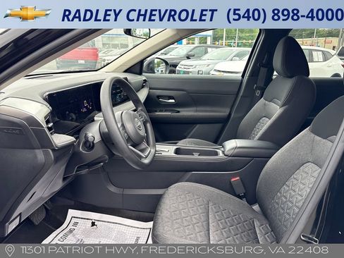 Used 2025 Nissan Kicks SV AWD/4WD image 3