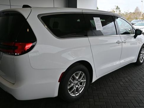 Used 2024 Chrysler Pacifica Touring-L image 5