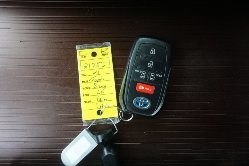 Certified 2021 Toyota Sienna LE FWD image 32