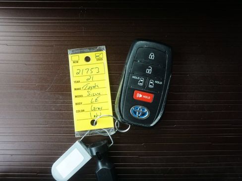 Certified 2021 Toyota Sienna LE FWD image 32