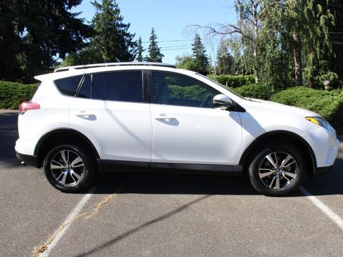Used 2018 Toyota RAV4 XLE AWD/4WD image 14
