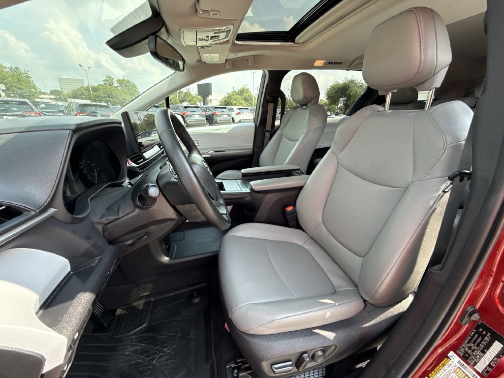 Certified 2025 Toyota Sienna XLE FWD image 13