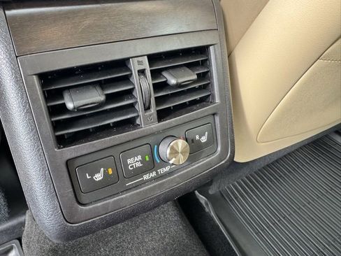 Used 2016 Toyota Avalon Limited image 23