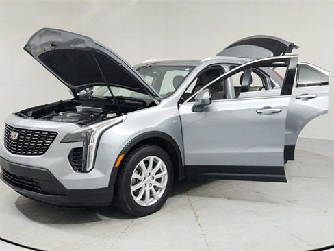 Certified 2023 Cadillac XT4 Luxury w/ Cold Weather Package image 9