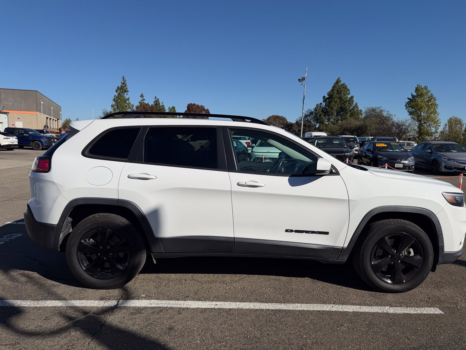 Used 2019 Jeep Cherokee Latitude Plus AWD/4WD image 6