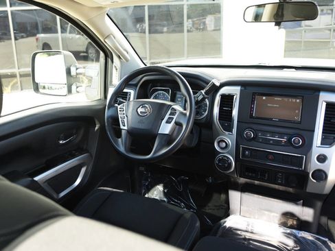 Used 2017 Nissan Titan SV image 15