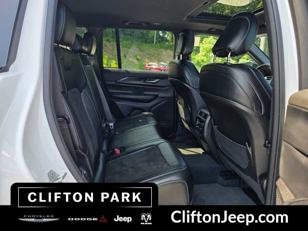 Used 2023 Jeep Grand Cherokee Laredo AWD/4WD image 18