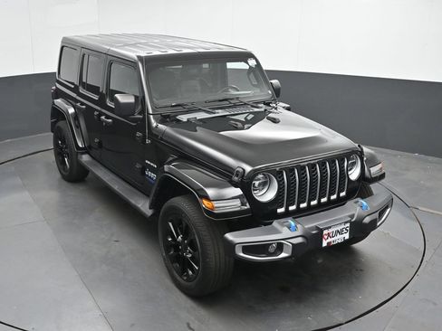 Used 2022 Jeep Wrangler Unlimited Sahara w/ Cold Weather Group AWD/4WD image 35