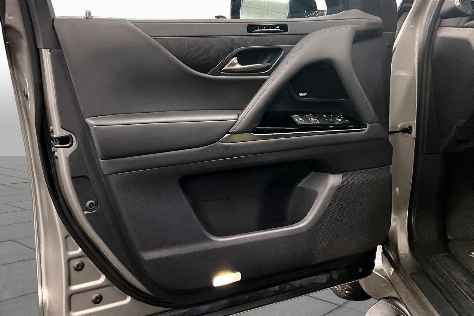 Used 2022 Lexus LX 600 4WD w/ Luxury Package image 20
