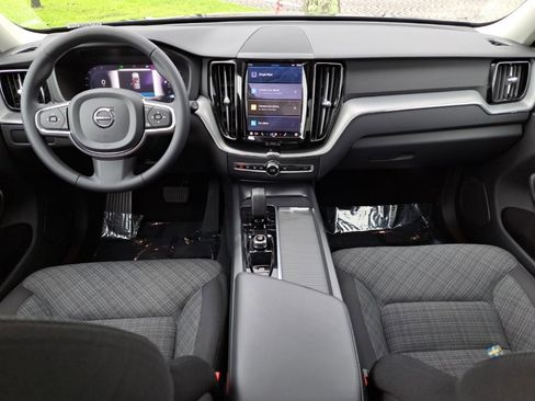 Used 2023 Volvo XC60 B5 Core image 9