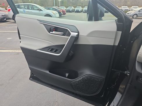 Used 2023 Toyota RAV4 XLE Premium image 28
