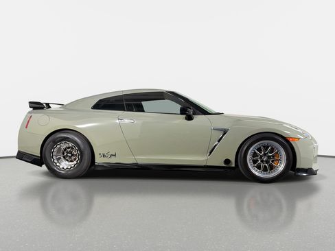 Used 2021 Nissan GT-R Premium AWD/4WD image 2