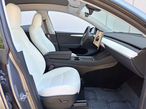 Used 2024 Tesla Model Y Long Range RWD image 16