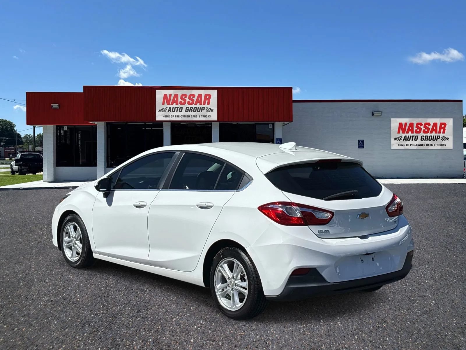 Used 2017 Chevrolet Cruze LT w/ Sun And Sound Package FWD image 6