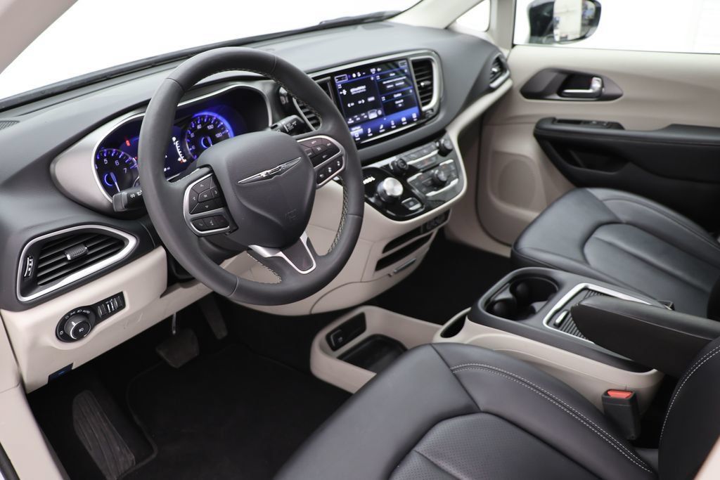 Used 2024 Chrysler Pacifica Touring-L FWD image 13