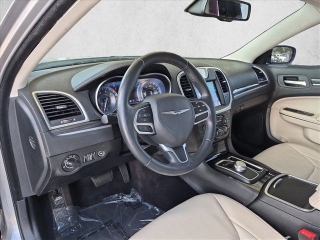 Used 2017 Chrysler 300 Limited RWD image 10