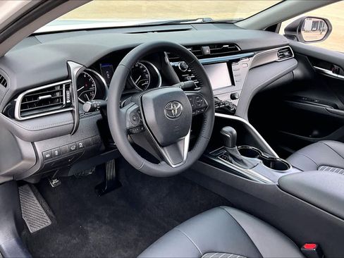 Certified 2020 Toyota Camry SE w/ Convenience Package image 18