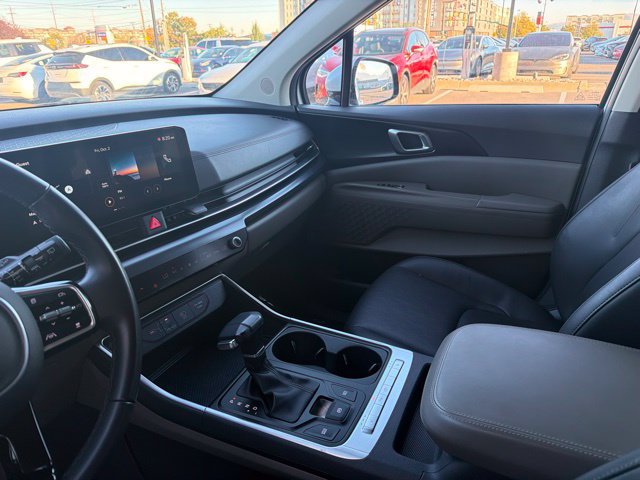 Used 2025 Kia Carnival FWD image 21